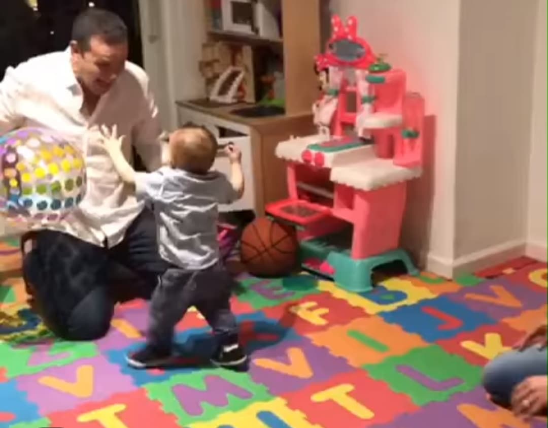 Esta es la quinta vez que Alan vive los primeros pasos de un hijo y sigue emocionándose. El mexicano con gran trayectoria en la conducción ha dejado claro que su familia lo enorgullece.
<br>