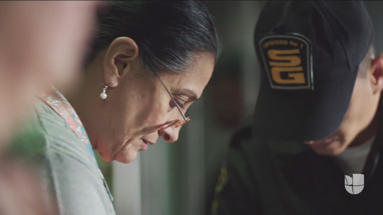 Durante la primera temporada, mientras
<b><a href="http://www.univision.com/series/el-chapo/marco-de-la-o-es-joaquin-el-chapo-guzman-en-el-chapo" target="_blank">Joaquín Guzmán</a></b> se encontraba
<b><a href="http://www.univision.com/series/el-chapo/el-chapo-joaquin-guzman-loera-recibio-el-peor-castigo-de-almoloya-los-acolchonados-escena-video" target="_blank">recluido en el penal de Almoloya</a></b>, 'Doña Esperanza' no dudó en visitarlo.