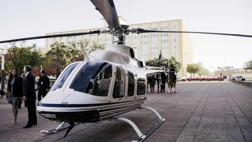 Este miércoles por la mañana el nuevo helicóptero aterrizó frente a la alcaldía de Dallas para ser entregado al jefe de la policía de la ciudad, Eddie García, y al alcalde de la ciudad
<a href="https://www.univision.com/local/dallas-kuvn/no-se-puede-hacer-mas-con-menos-sindicato-de-la-policia-de-dallas-pide-mas-oficiales-y-mejores-salarios-video">Eric Johnson.</a>
<br>