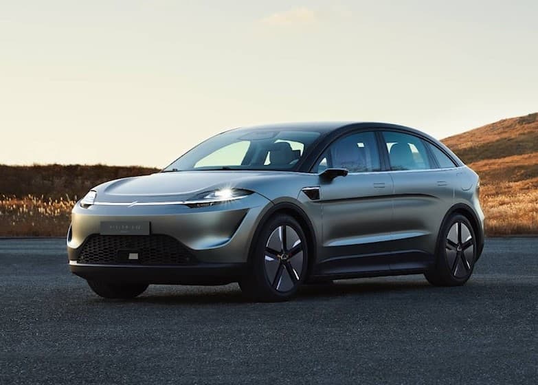 <h3 class="cms-H3-H3"><b>Sony Vision-S 02</b></h3>
<br>
<br>Sony ha dicho en múltiples ocasiones que no pretende convertirse en fabricante de carros, pero no cabe duda que sus acciones indican que al menos le tienta la idea. Recordemos que en el 2020, el fabricante dio la sorpresa en esta misma cita tecnológica al presentar un sedán eléctrico, el Vision-S 01, con una amplia lista de atributos interesantes. Para 2022, Sony vuelve a hacer lo mismo, pero ahora con un prototipo en forma de SUV, la Vision-S 02.
<br>