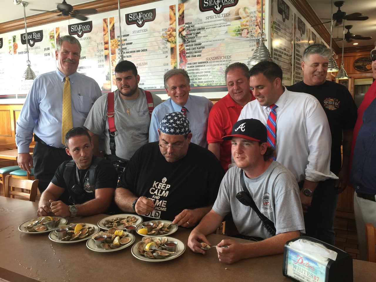 A devorar almejas por los bomberos de Long Island 