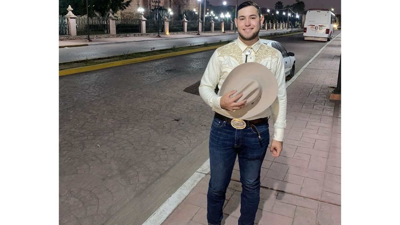 Tony Elizondo se unió como vocalista a Calibre 50