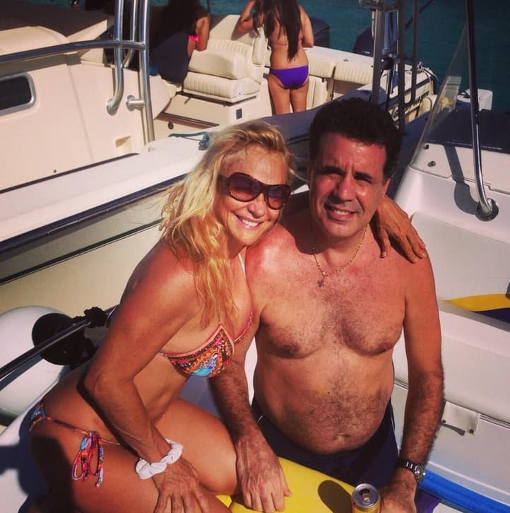 'Sin Ti' está cargada de gran sentimiento y tiene líneas muy fuertes: "Sin ti se hace difícil enfrentar el porvenir...Extraño mucho tu manera de reír...Tu alma se ha extraviado por ahí...Me niego a darme cuenta".