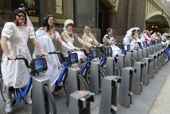 Las novias de marzo se inició en 1999 como un evento Cacophony Sociedad anual que tiene lugar el 15 de marzo, la intervención pretende ser una parodia de las bodas en la cultura occidental. El evento forma parte de un teatro de la calle con hombres y mujeres vestidos con trajes de novias, que salen a las calles de Nueva York y posan en diferentes puntos de la ciudad.