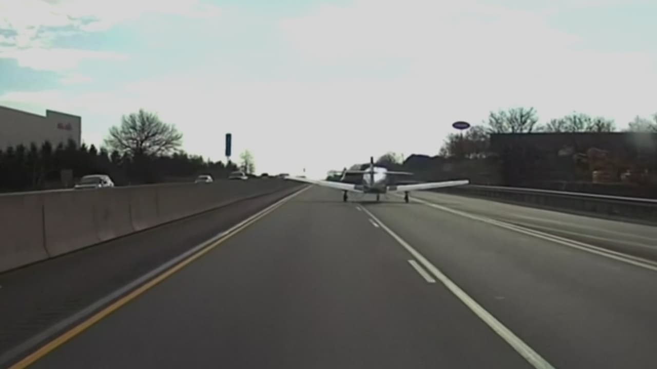 Avioneta aterriza en autopista de Pensilvania y provoca momentos de tensión