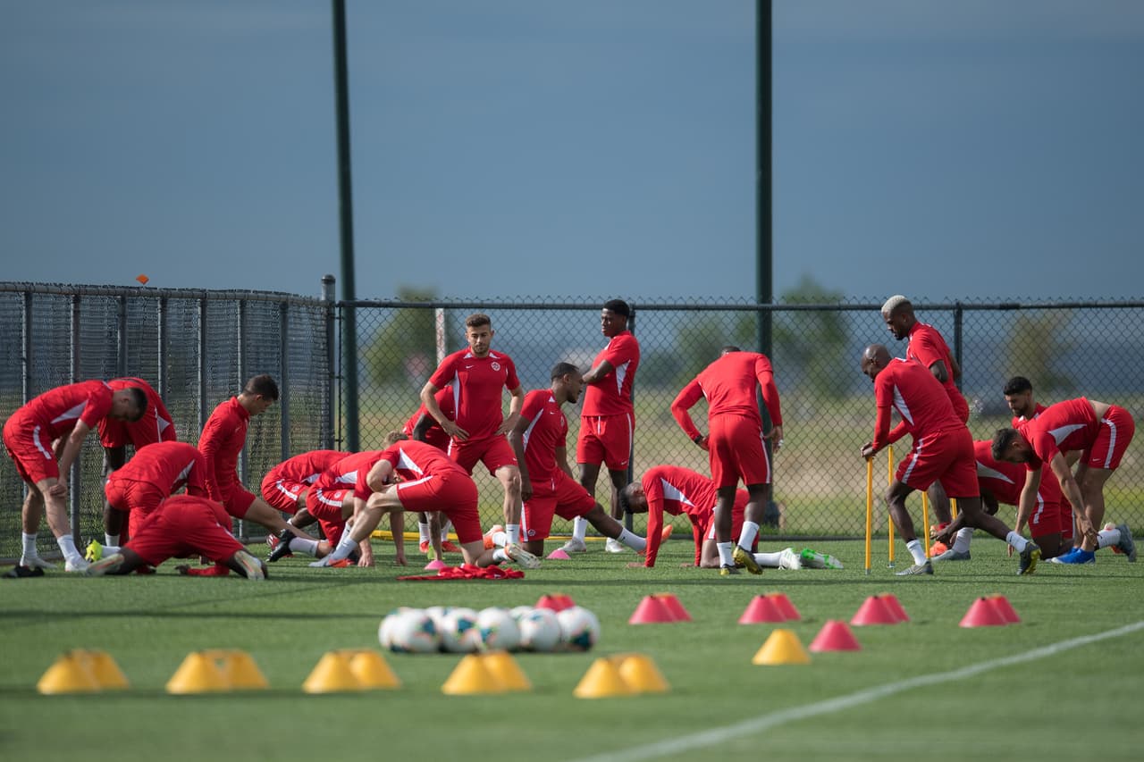 Bajo las órdenes de John Herdman, entrenador de la selección de Canadá, el equipo de la hoja de maple se entrenó para cerrar su preparación de cara a su importante partido ante México por la Copa Oro que se efectuará este miércoles en Denver. Jugadores jóvenes muy interesantes y con enorme potencial que militan en las mejores ligas europeas, son la parte medular de un equipo canadiense que, por lo visto, busca hacerle partido al Tri en el renglón de lo físico y el desgaste por correr en todo el campo.