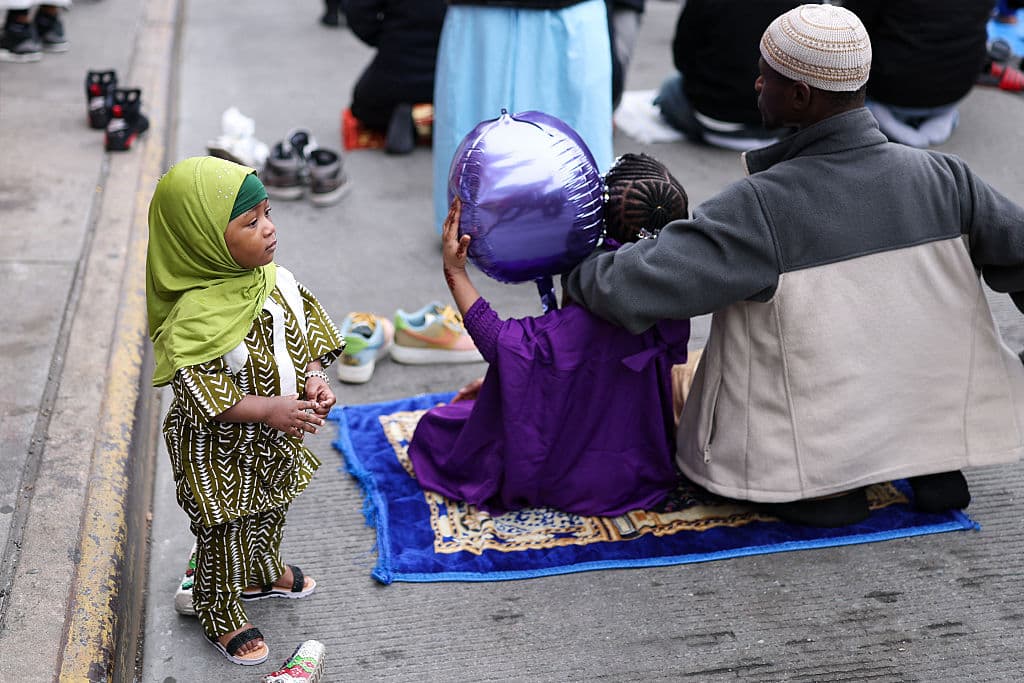 Las calles adyacentes se llenaron de alfombras de oración, reflejando la devoción y el espíritu comunitario de los asistentes.