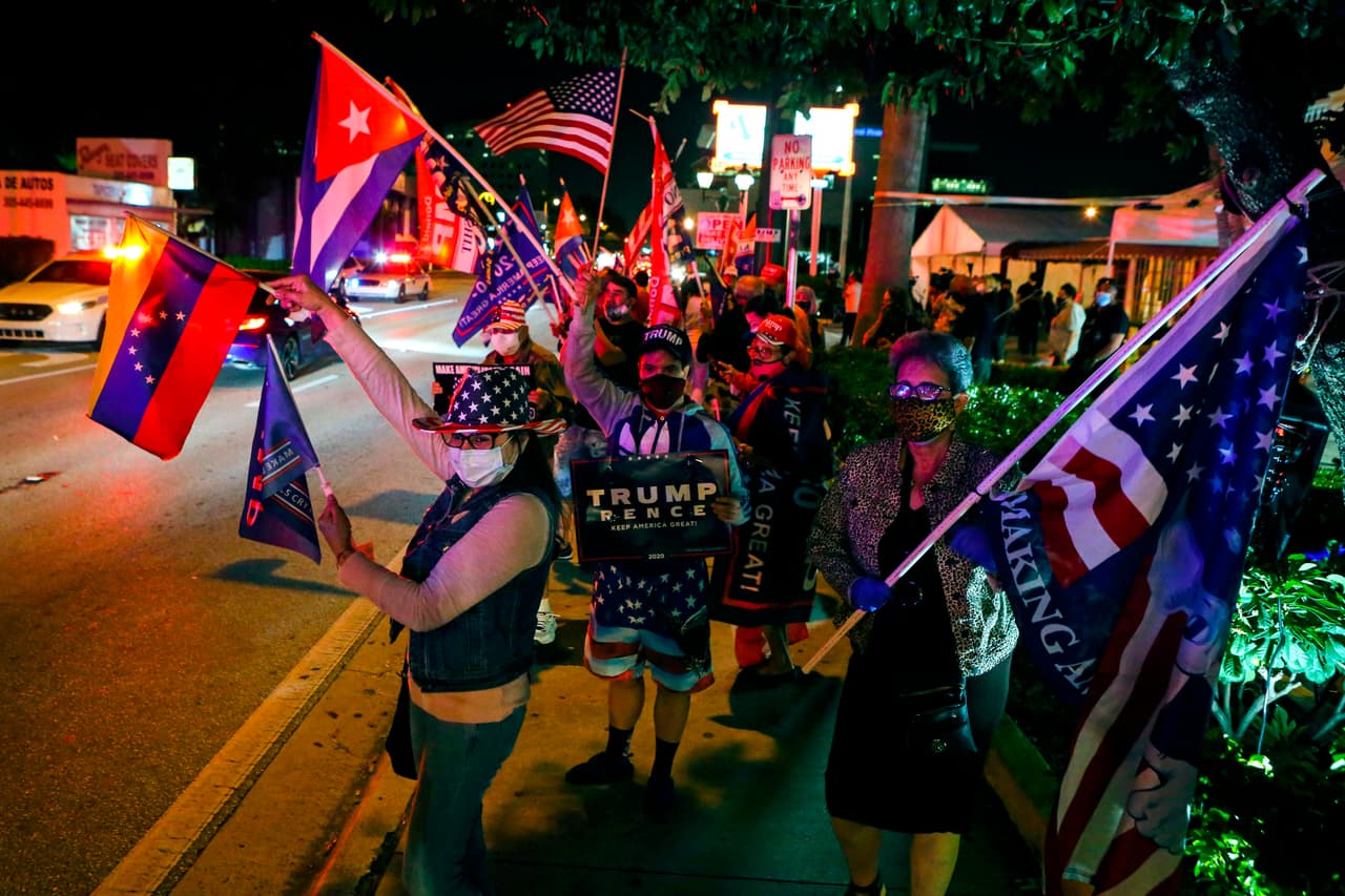 Durante la noche, más residentes se sumaron a la celebración. 
<br>