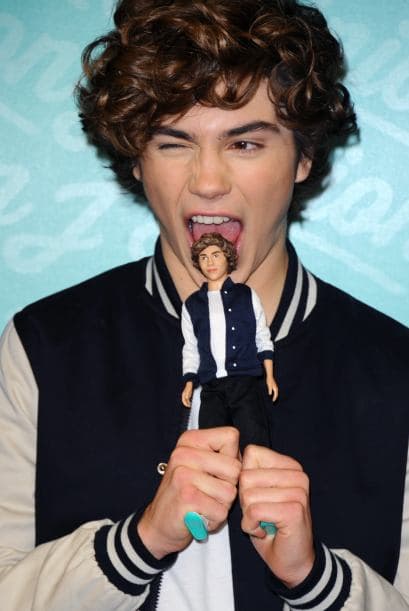 Harry Style tomó su muñeco y bromeó con él. Hasta simuló que le daría una pequeña mordida en la cabeza.