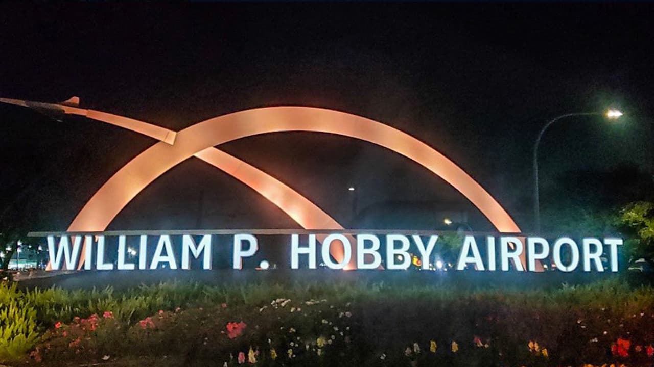 También el Aeropuerto Hobby se unio al Monumento Nacional a las Vidas Perdidas por Covid-19.