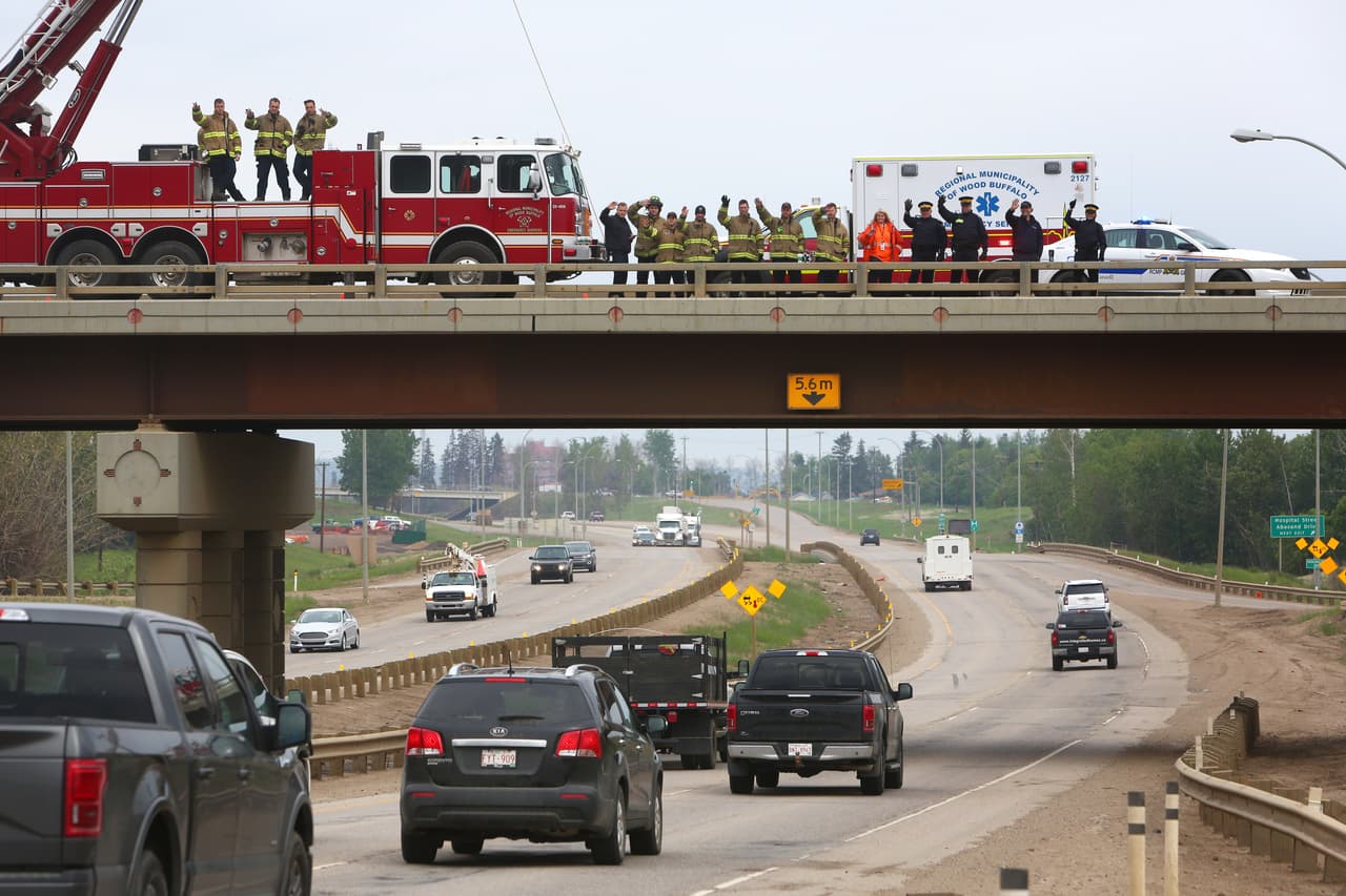 Los vecinos que regresaron fueron recibidos con muestras de apoyo y mensajes de la municipalidad como: "Estamos aquí. Somos fuertes" y "Juntos vamos a reconstruir".
