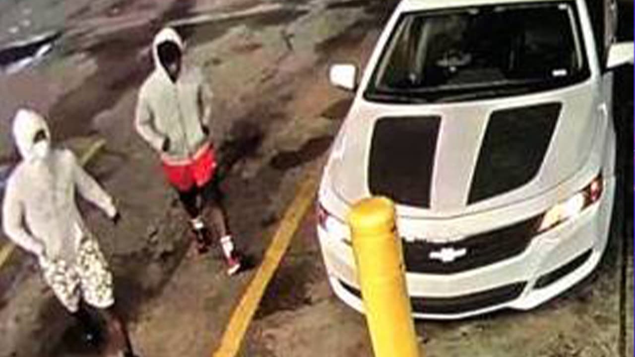 Investigan el tiroteo que dejó un muerto, Jasmine Burnell, de 19 años, en el 8103 West Tidwell Road, al noroeste de Houston, y dos adultos heridos, el lunes alrededor de las 9:15 pm. Los sospechosos fueron descritos por las autoridades como afroamericanos. Fueron vistos por última vez en un Chevrolet Impala SS blanco del 2019 con dos franjas personalizadas negras en el cofre y sin placas frontales.