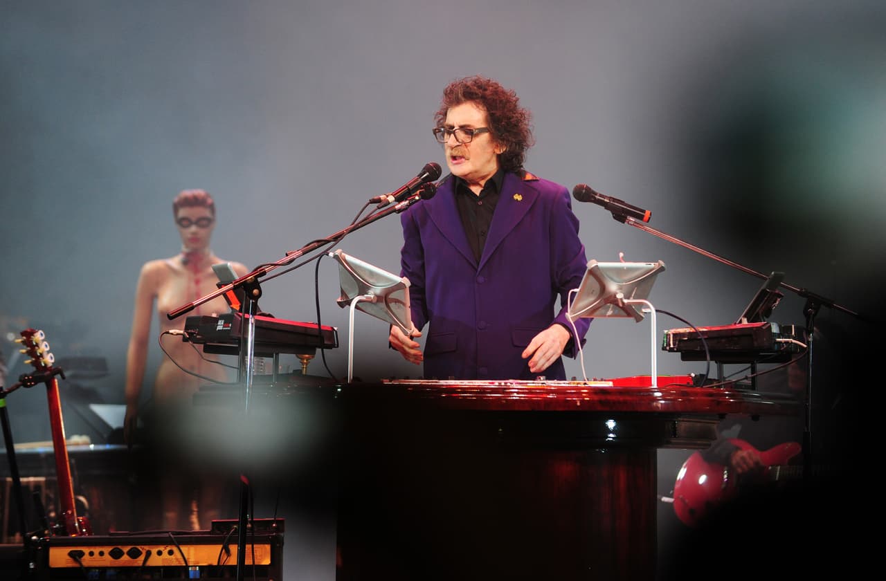 El músico tiene vitiligo, lo que hace que haya modificaciones en el color de su piel, lo que se refiere a que su cuerpo deja de producir melanina que es lo que pigmenta los tejidos.