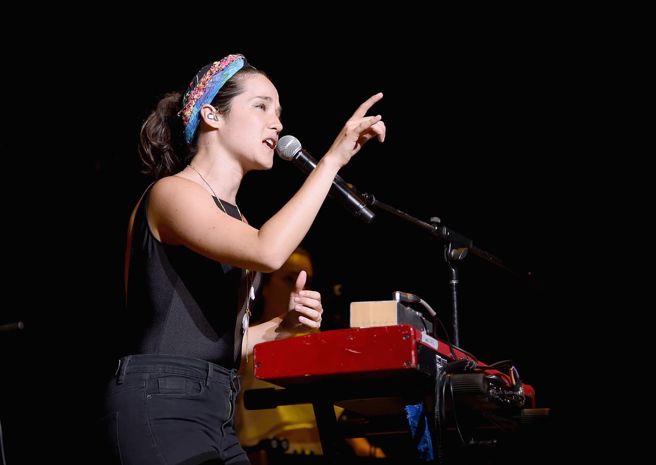 En agosto de 2014 la cantante mexicana hizo público su padecimiento: "Hay diferentes niveles de Asperger y el mío obviamente es bastante funcional", dijo en ese entonces, según reseñó
<b><a href="https://mx.hola.com/musica/201408267895/ximena-sarinana-sindrome-asperger/" target="_blank">¡Hola!</a></b>.
<br>