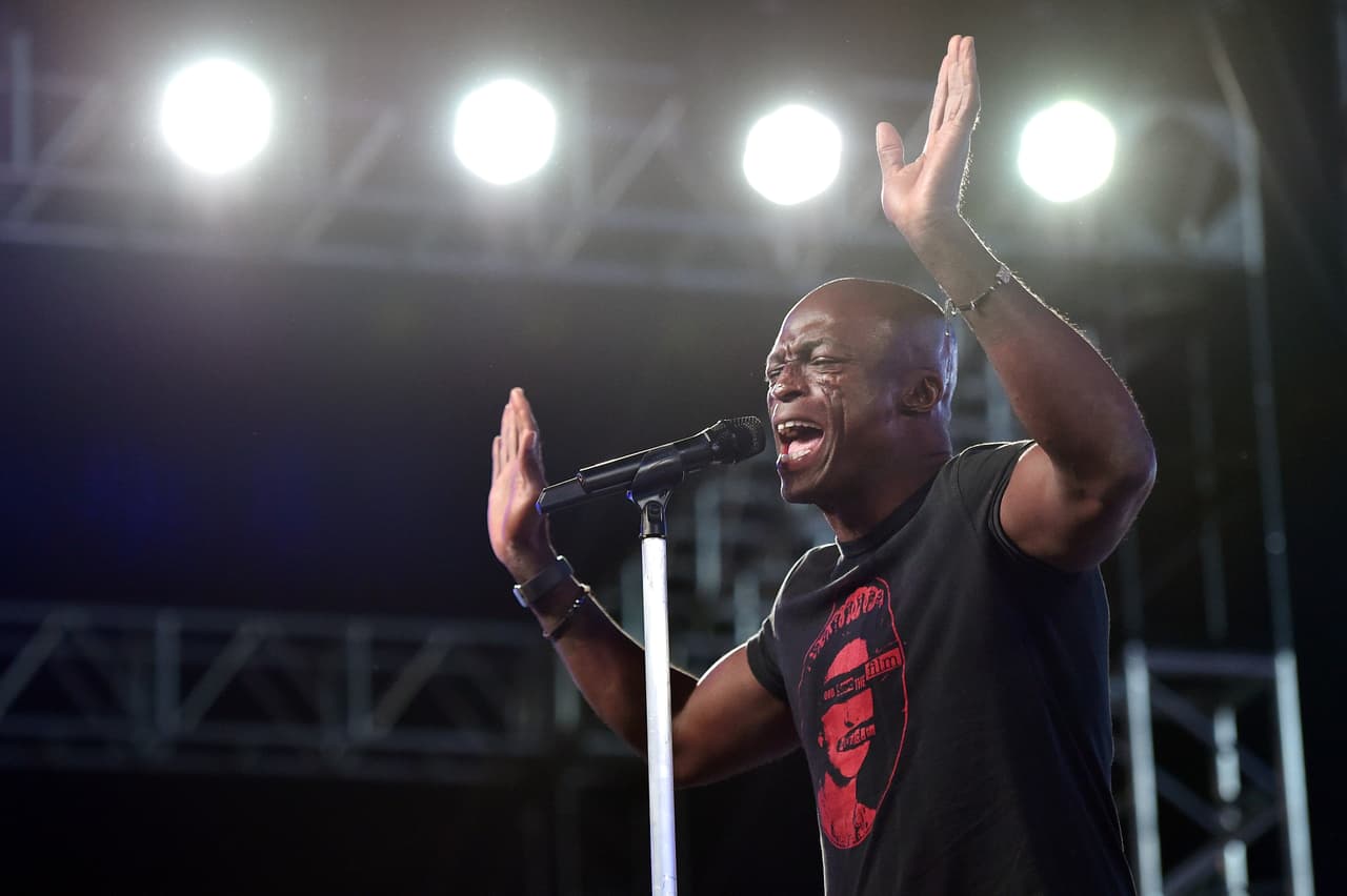 Es por eso que el cantante tiene esas profundas cicatrices en la cara.