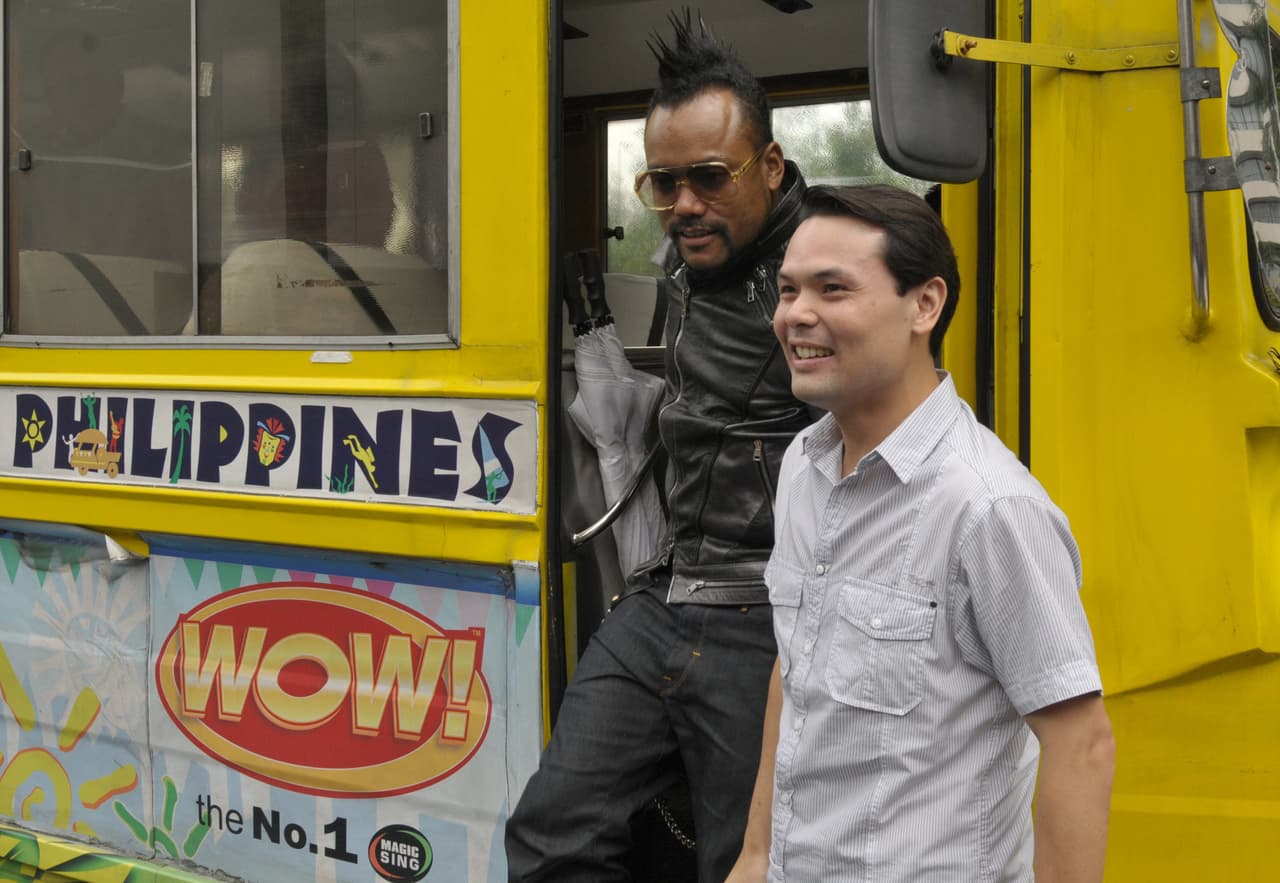 Él padece una enfermedad que se llama nistagmo.