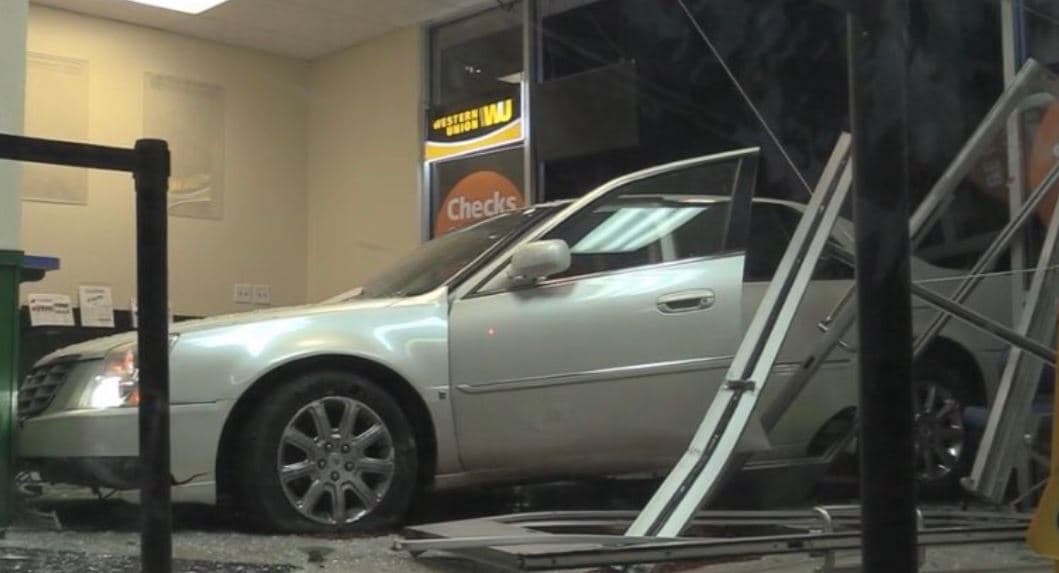 Menor de 15 años termina hospitalizada después de que el auto en el que viajaba se estrellara contra una tienda