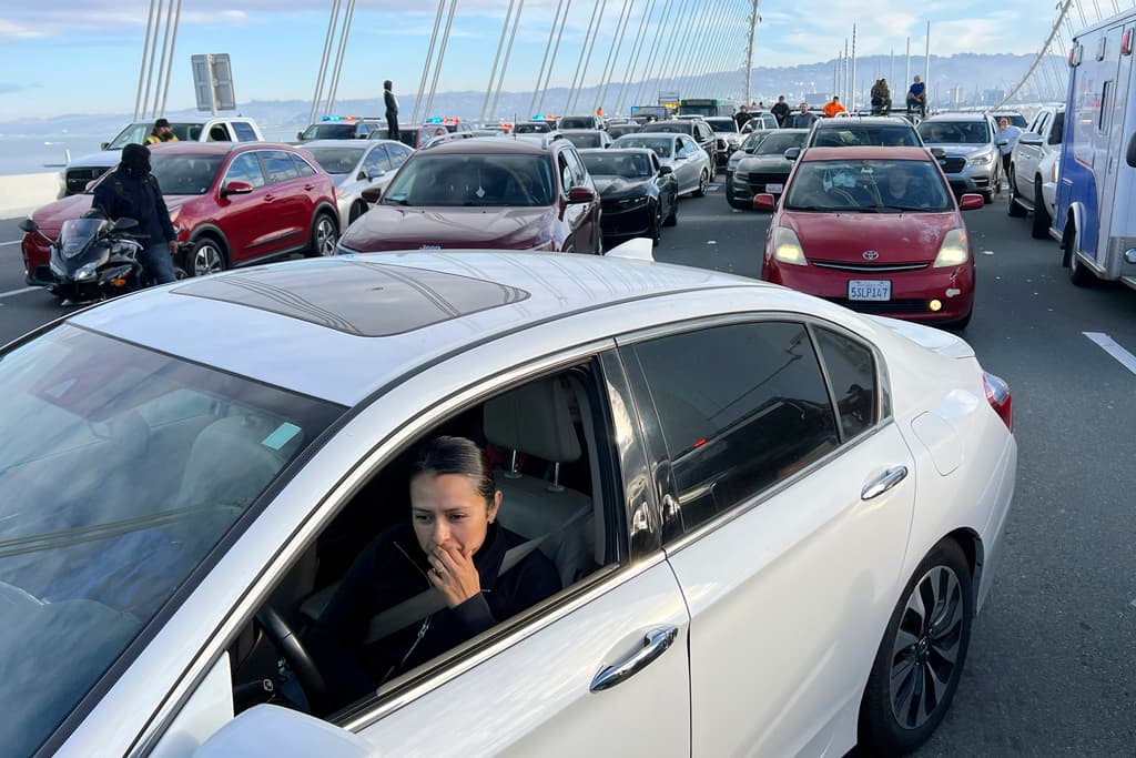 La protesta durante la cumbre APEC en San Francisco generó una congestión vehicular en el Bay Bridge, dejando a los conductores molestos y frustrados. La falta de fluidez en el tráfico y las largas esperas generaron situaciones de incomodidad y malestar entre los automovilistas. La situación puso de manifiesto la importancia de mantener las vías despejadas y garantizar el tránsito fluido de vehículos.