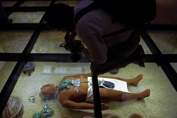 La muestra, que presenta por primera vez los ajuares funerarios completos con que fueron enterrados seis dignatarios mayas hace más de mil años, tenía programada su cierre el 30 de septiembre, pero debido al éxito, continuará vigente hasta el 30 de octubre