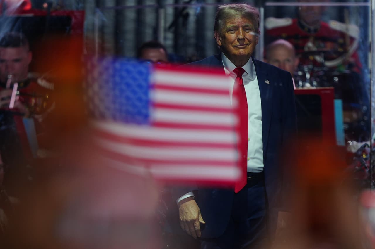 El presidente Donald Trump permanece en el escenario tras su discurso en la inauguración de la Gran Feria Estatal Americana en el National Mall, el miércoles 24 de junio de 2026, en Washington.