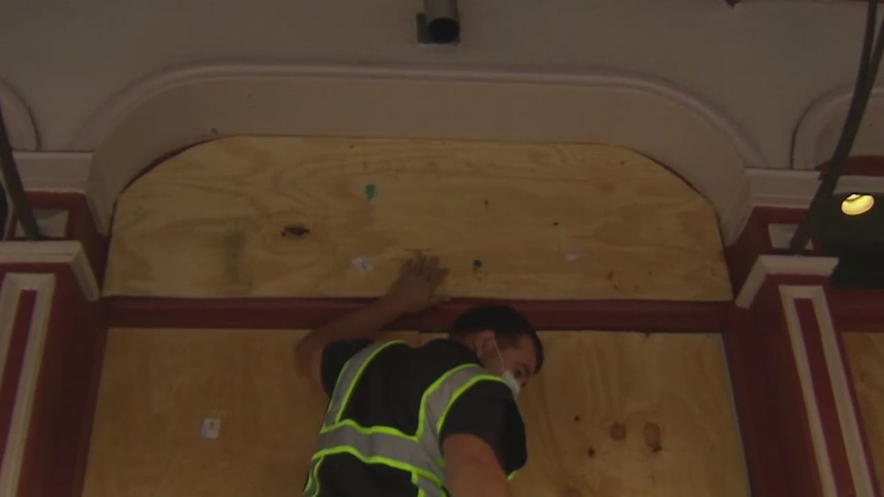 Los comercientes del centro de San Antonio comenzaron a proteger con tablas de madera sus establecimientos por miedo a posibles protestas violentas durante las elecciones generales del 3 de noviembre. 
<br>