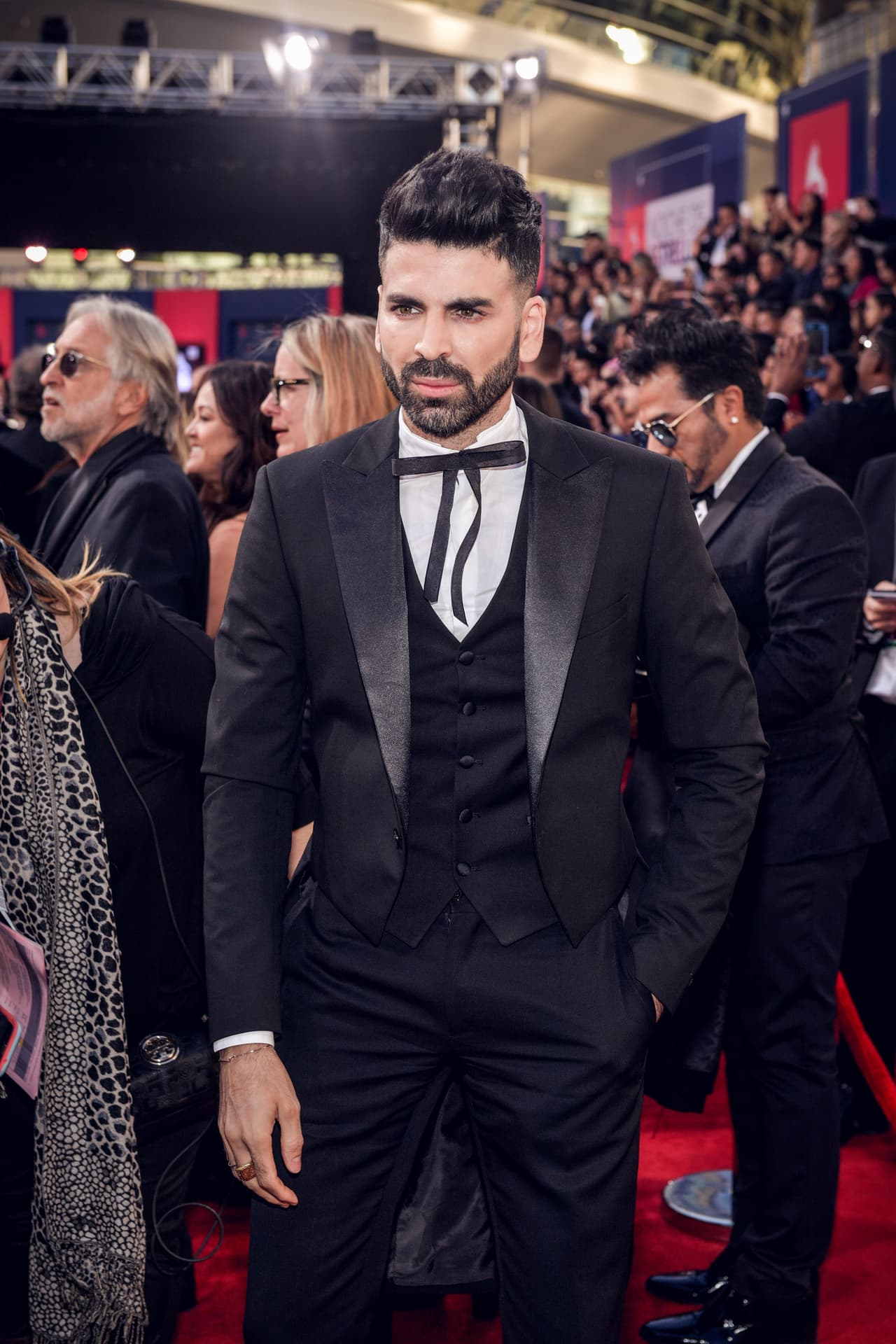 Se enfundó en un traje negro que resaltó sus bellos ojos.