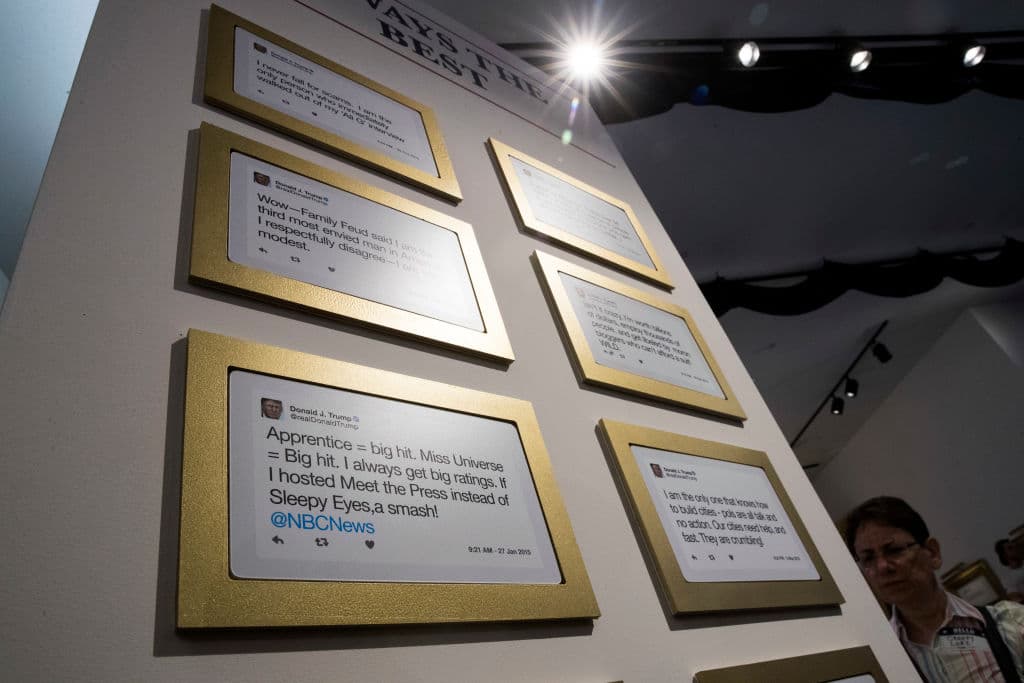 En una de las columnas fueron desplegados los tuits que, a juicio del Daily Show, muestran lo mejor del vocabulario presidencial. (Drew Angerer/Getty Images)