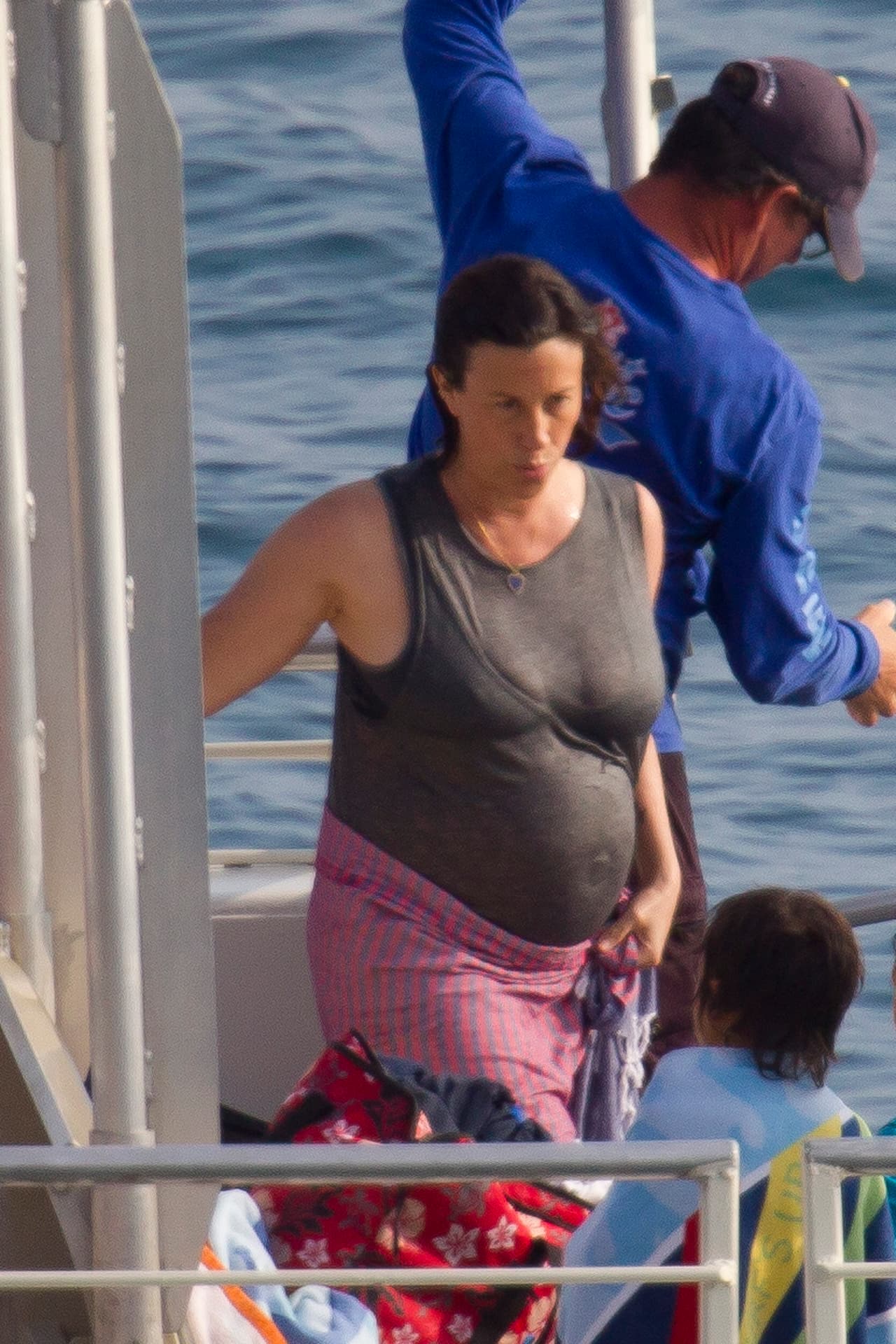 La cantante Alanis Morissette disfruta en el mar de su segundo embarazo.
