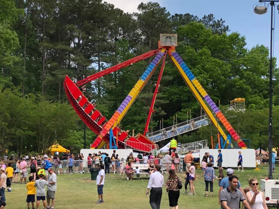 <b>Evento</b>: Lemonade Days Festival
<br>
<b>Fechas</b>: 17 al 21 de abril
<br>
<b>Lugar</b>: Brook Run Park, Dunwoody
<br>
<b>Sitio web</b>: 
<a href="https://dunwoodypreservationtrust.org/lemonade-days/">https://dunwoodypreservationtrust.org/lemonade-days/</a> 
<br>
<br>Gran festival anual en Brook Run Park, Dunwoody, con atracciones de carnaval, música y actuaciones en vivo, vendedores de comida y bebida, concurso “Dunwoody Idol” y más.