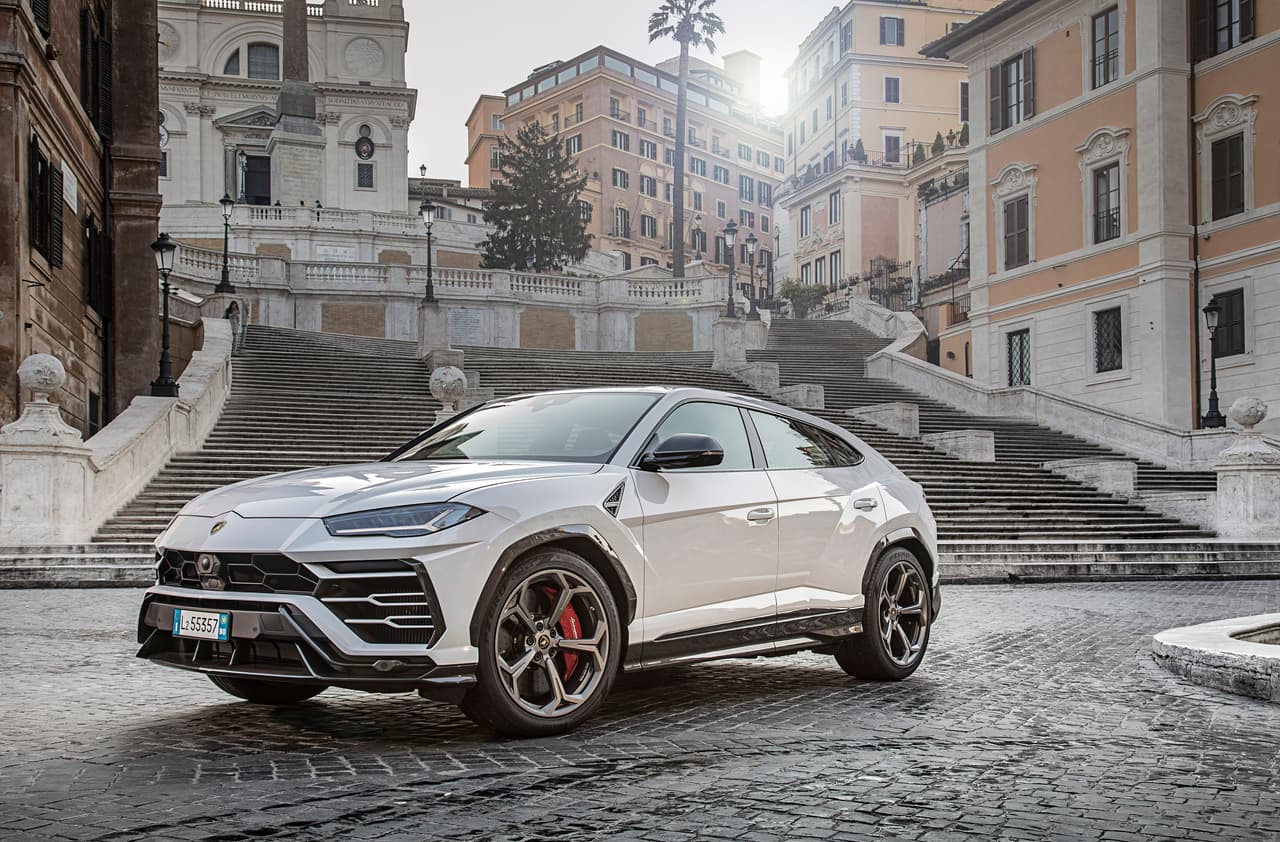 El
<b><a href="https://www.univision.com/noticias/suv/esta-es-la-nueva-lamborghini-urus-2019-fotos">Lamborghini Urus</a></b> es un superdeportivo para disfrutar con toda la familia con un motor V8 twin-turbo capaz de producir hasta 641 hp. Este puede acelerar hasta las 60 mph en solo 3.4 segundos y alcanzar una velocidad máxima de 190mph (304kmh).