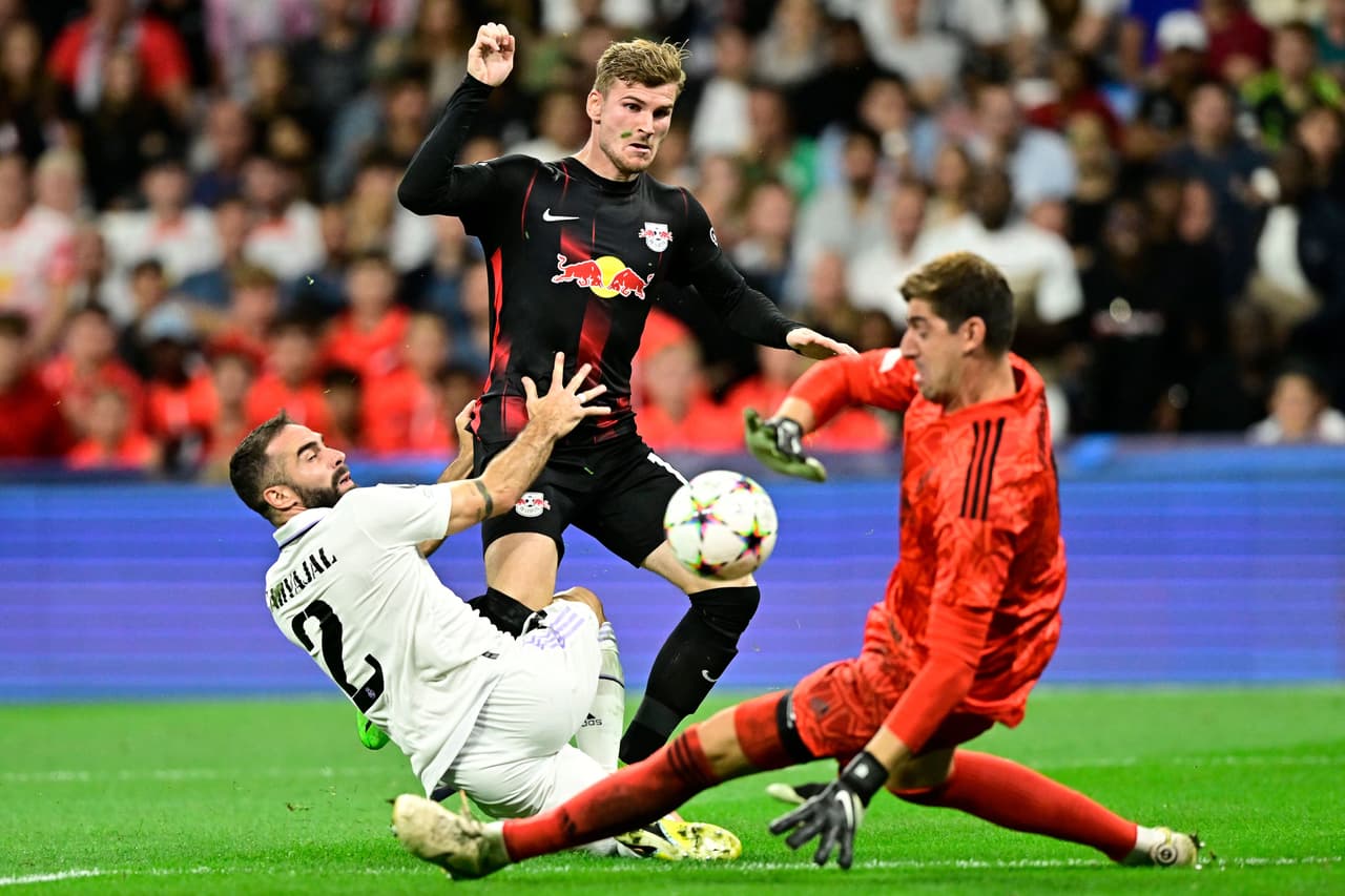 Real Madrid 2-0 Leipzig. Goles en la recta final de Fede Valverde y Marco Asensio para debutar en casa con victoria ante el equipo alemán.