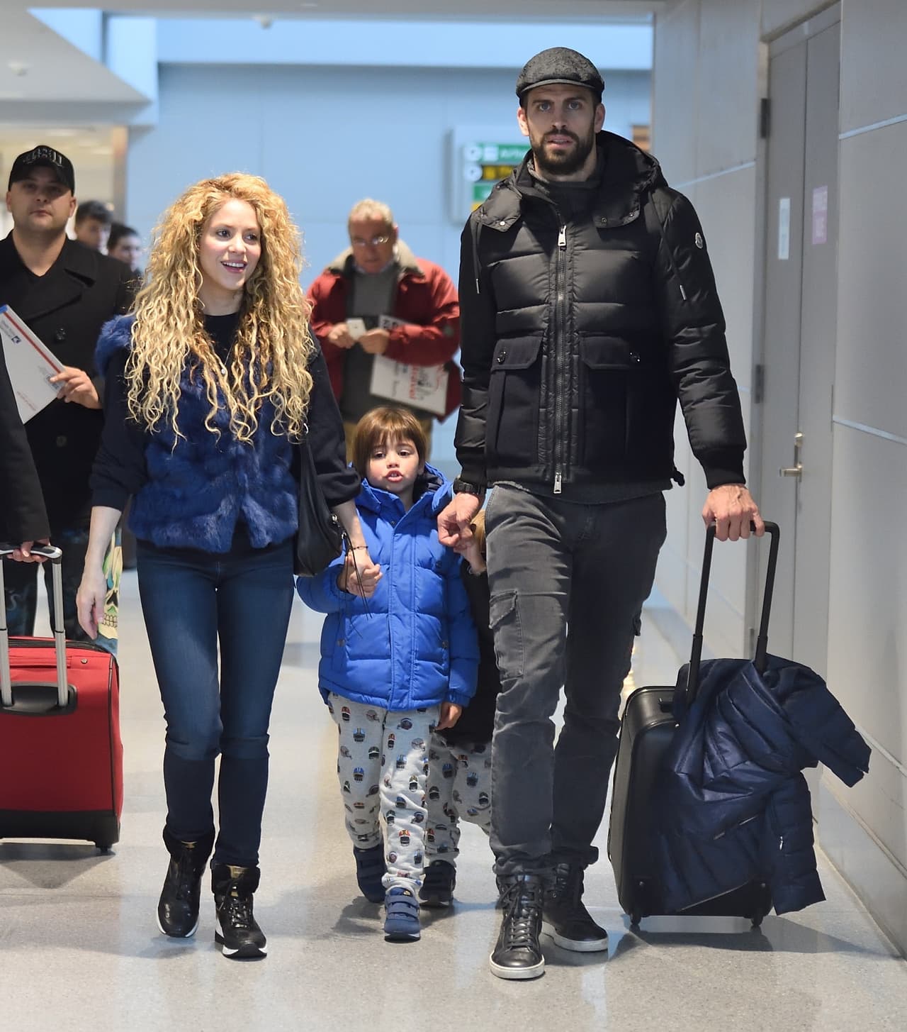 Junto a Piqué, Sasha y Milan llegaron a uno de los aeropuertos más concurridos de Estados Unidos.