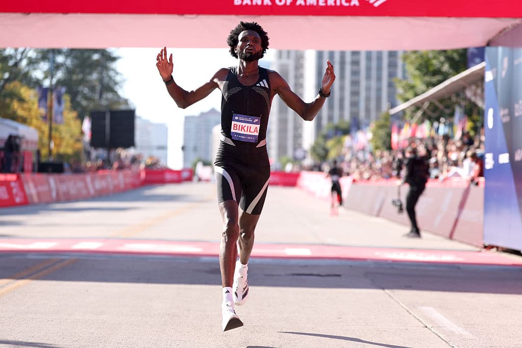 El etíope Tadese Bikila ocupó el segundo lugar en 2:02:56 y su compatriota Milkesa Mengesha el tercero en 2:03:46.