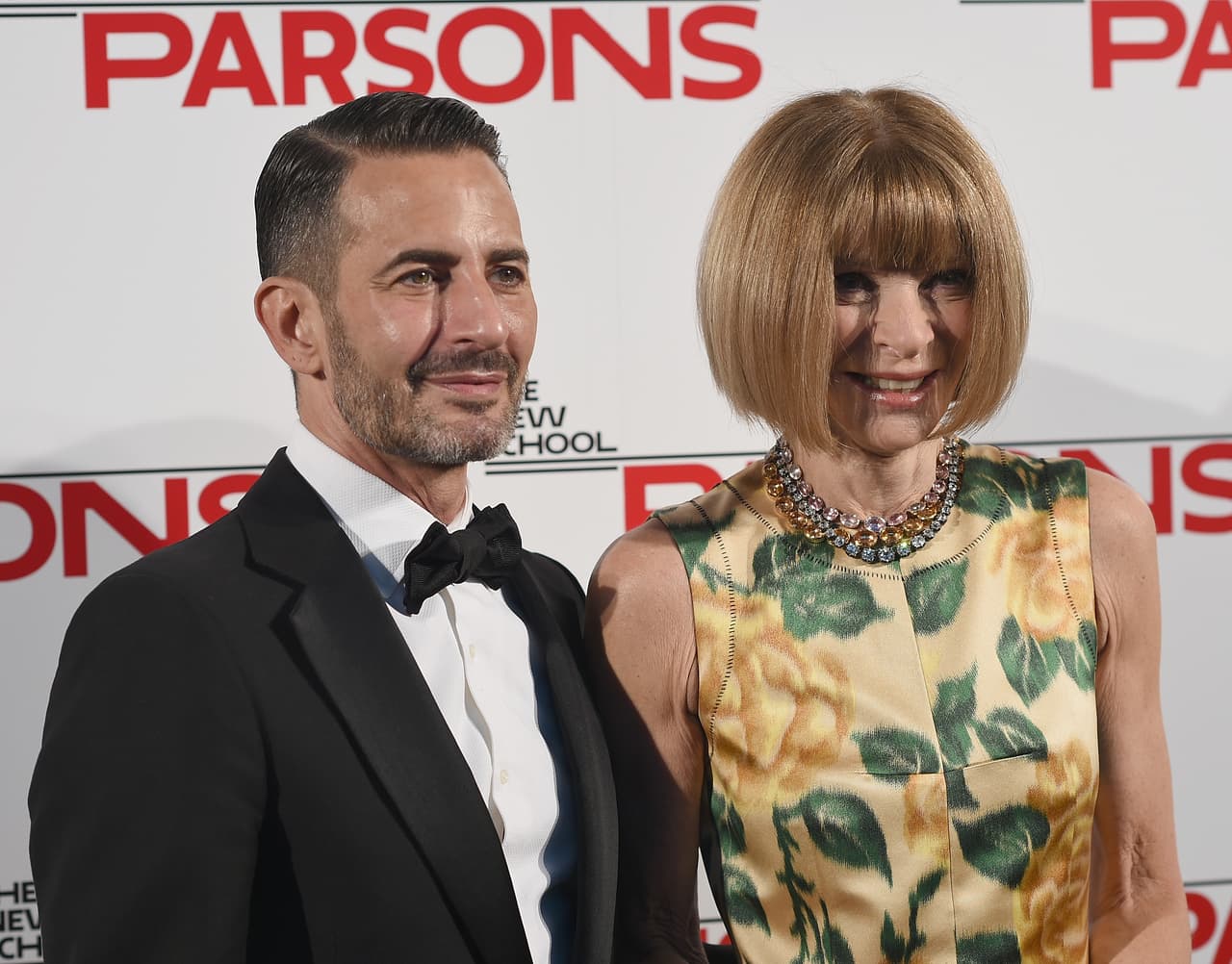 Furioso, el diseñador de 52 años se fue contra el periódico y el chismoso, en mensajes llenos de ira en su red social.