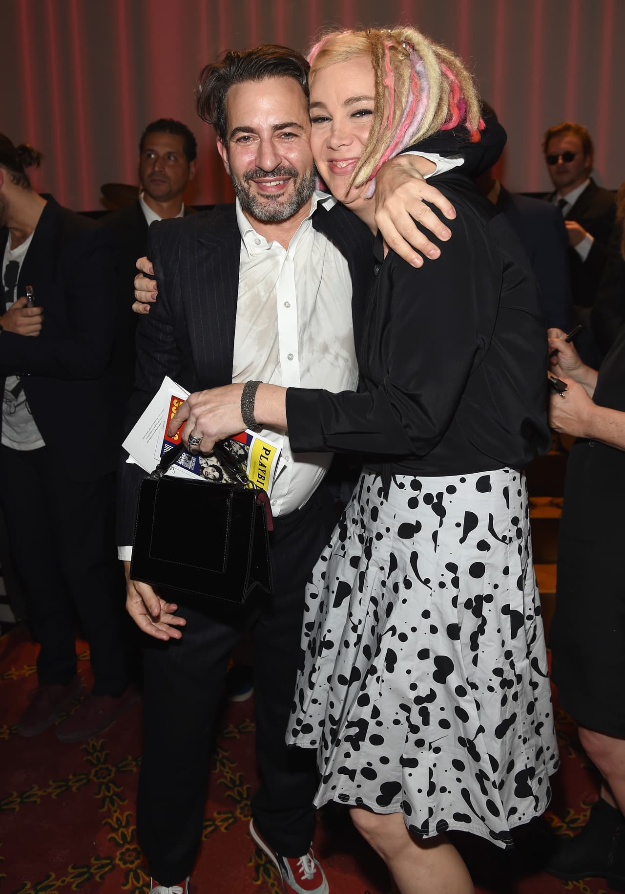 "Que tenga una larga vida para aprovechar disfrutándose de la bondad de los extraños y hablando mal de los demás", se quejó.