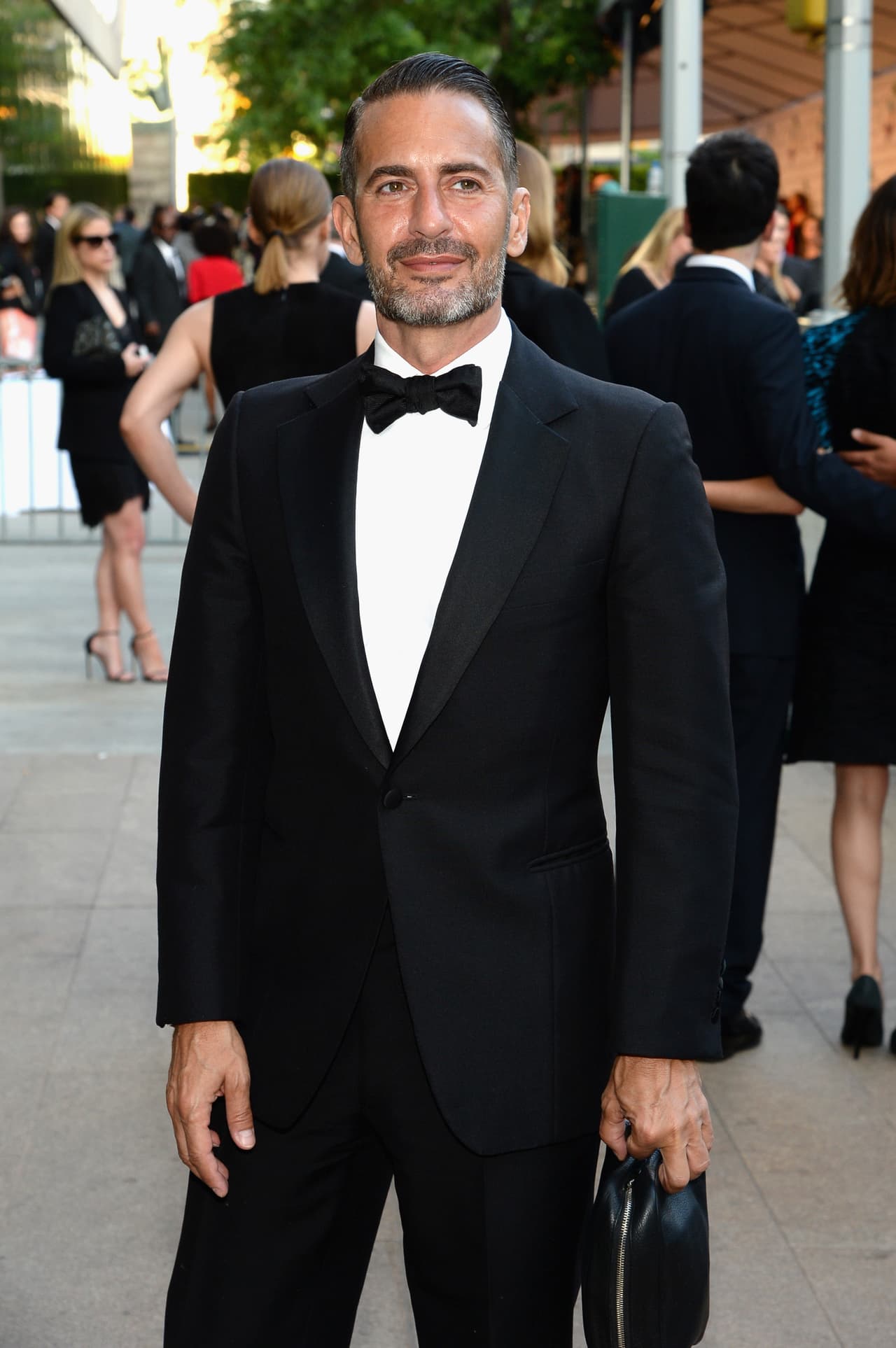 Según el diario, Marc convocó a su "reunión" a través del sitio social Grindr, para gente gay.