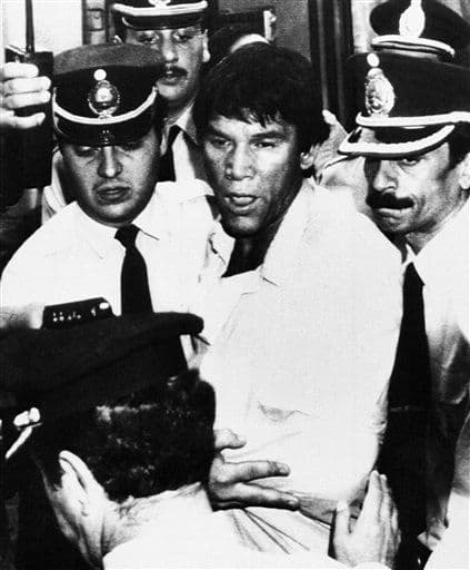 El boxeador argentino Carlos Monzón fue acusado del asesinato de su esposa Alicia Muñiz, quien murió el 14 de febrero de 1988. El argentino fue hallado culpable y se le condenó a 11 años de prisión. En 1995 murió en un accidente de coche fuera de prisión cuando visitaba a su familia con un permiso especial.