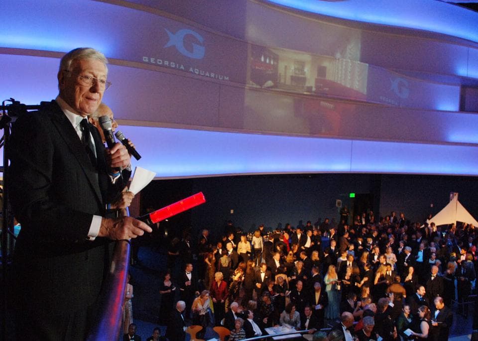 Bernie Marcus donó $ 250 millones al acuario de Georgia, entre una serie de otras empresas de caridad.
<br>