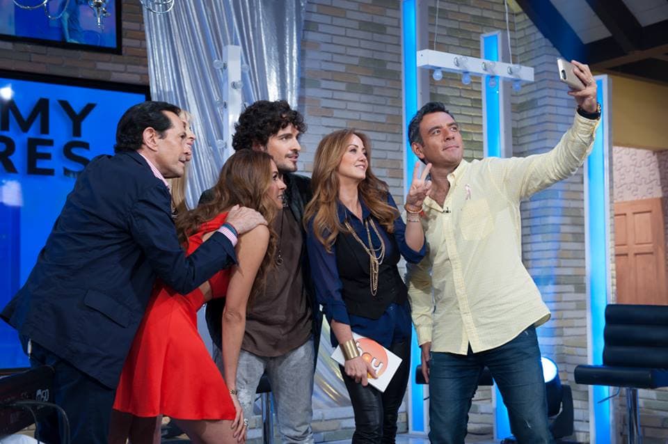 ¡Pura celebridad! No podía faltar la selfie con Tommy Torres.