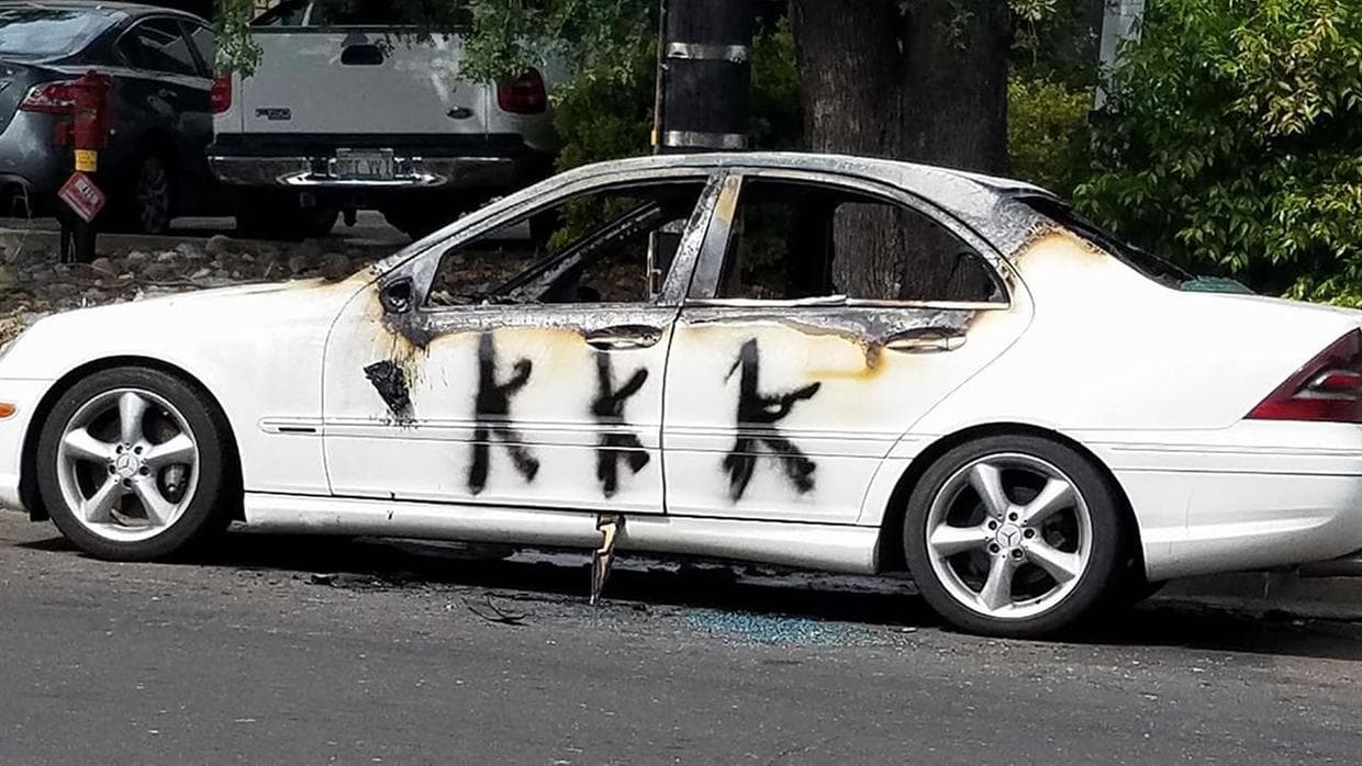 Un automóvil aparcado en la calle Williams cerca de Merchant se 
<b>incendió delante de una gasolinera de la localidad californiana de Vacaville</b>. Los investigadores pronto se dieron cuenta de que los vándalos habían dejado un mensaje inquietante: 
<b>las letras K-K-K fueron escritas en negro en ambos lados del vehículo</b>.
