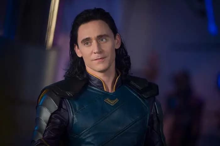 <b>Loki </b>
<br>La sexualidad del personaje interpretado por Tom Hiddleston se confirmó en el primer episodio de la serie ‘Loki’, cuando se ve el archivo del Dios del Engaño dentro de la TVA a lado de “sexo” está escrita la palabra “fluido”. También después en la serie al hablar con su versión femenina en un tren, el personaje confirma que tiene interés en princesas y príncipes.