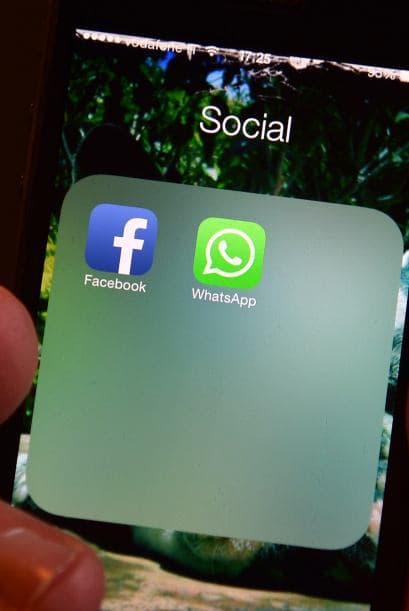 Este movimiento "nos permitirá, con los nuevos servicios móviles llamativos conectar incluso a más personas en el mundo" y "ayudará a reforzar los dos servicios", afirmó el director ejecutivo y fundador de la primera red social del mundo, Mark Zuckerberg. La compra incluye 12,000 millones de dólares en acciones de Facebook y 4,000 millones de dólares en efectivo. El grupo prevé también ofrecer 3,000 millones de dólares en acciones para los fundadores y empleados de WhatsApp en un período de cuatro años tras el cierre de la operación.