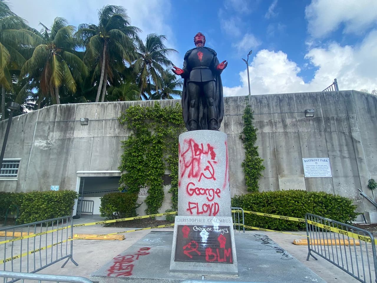 El miércoles en horas de la tarde en medio de protestas en el Downtown de Miami por la muerte de George Floyd, algunos de los que participaban en la movilización pintaron las estatuas de Juan Ponce de León y Cristóbal Colón, que se encuentran en el área.