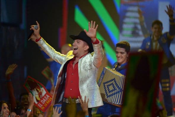 Con un sombrero negro y un traje plateado, el cantante fascinó a sus seguidoras.