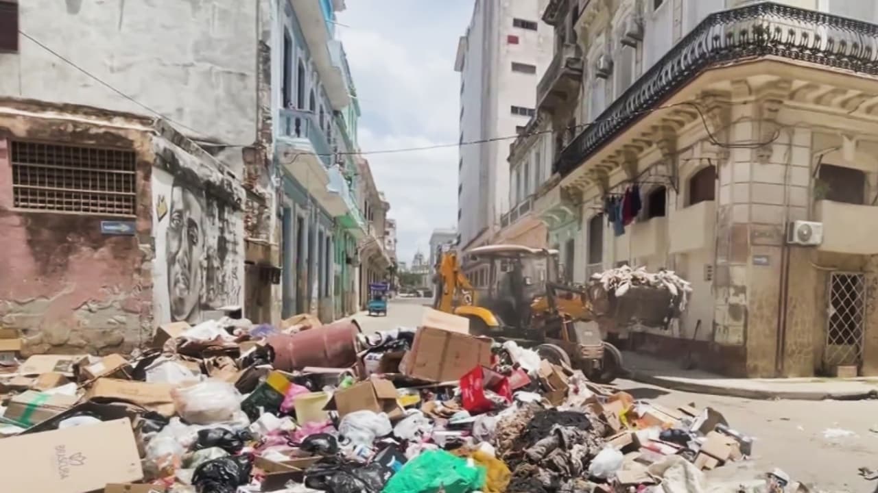 Montañas de basura se acumulan en las calles de La Habana agravando la crisis sanitaria en Cuba