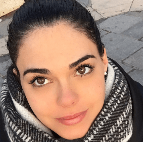 Tiempo después inició sus estudios en el Centro de Educación Artística de Televisa (CEA).