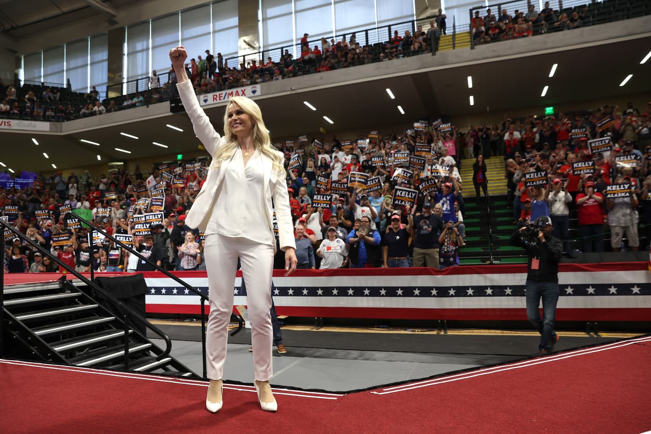 <h3 class="cms-H3-H3">Kelly Tshibaka, candidata al Senado por Alaska</h3>
<br>
<br>🗳️ Tshibaka compite en las elecciones intermedias contra la actual senadora republicana Lisa Murkowski y la candidata demócrata Patricia Chesbro. Es la primera vez que Alaska permite a más de dos candidatos presentarse tras un cambio en la legislación permitido en 2020. 
<br>
<br>🗳️ “Creo que las acusaciones que surgieron en las elecciones de 2020 simplemente no se investigaron”, dijo Tshibaka en una entrevista con David Brody en el podcast The Water Cooler, difundida el 13 de abril de 2021.
<br>