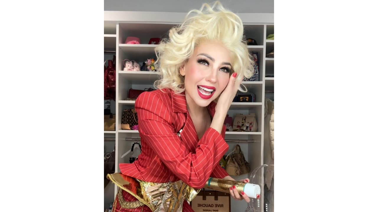 Thalía aparece con look rubio.