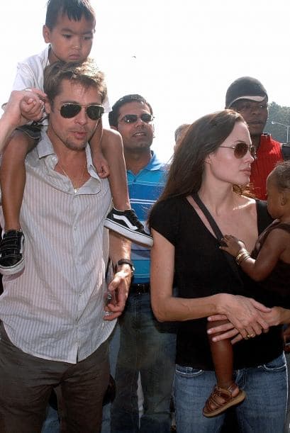 Brad Pitt y Angelina Jolie en noviembre de 2006 con Maddox y Zahara, durante un viaje a la India.