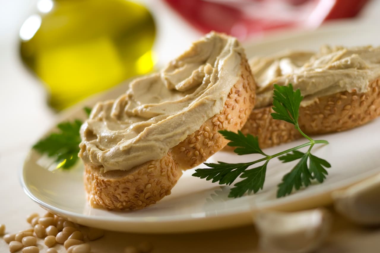 El maridaje de una legumbre con una semilla resulta delicioso y resulta una combinación de aminoácidos que potencia la asimilación de sus proteínas, más aún si se consume con pan. Es por eso que muchos lo prefieren de esta manera.